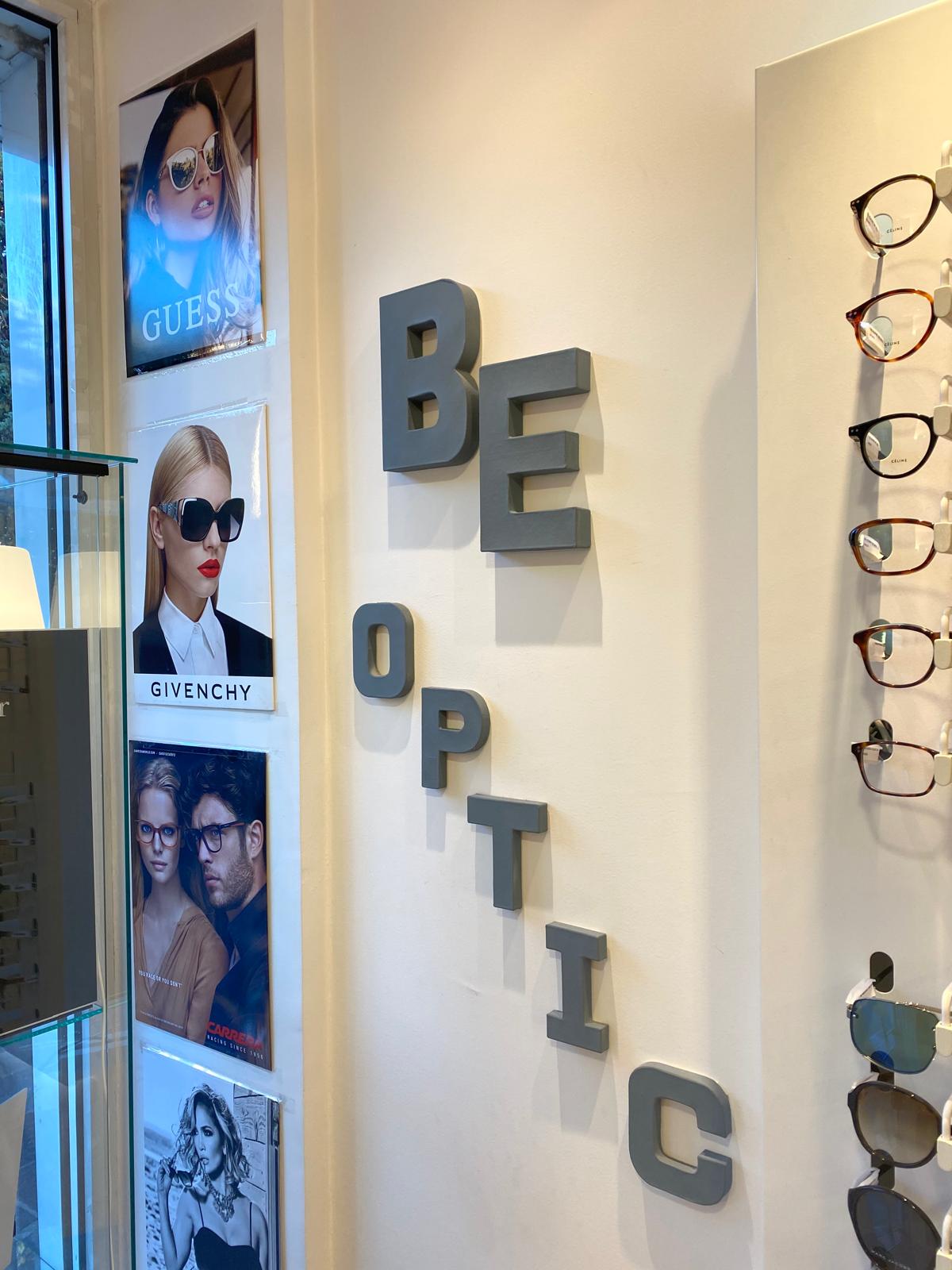 Essayage de lunettes à verres progressifs en boutique be-optic