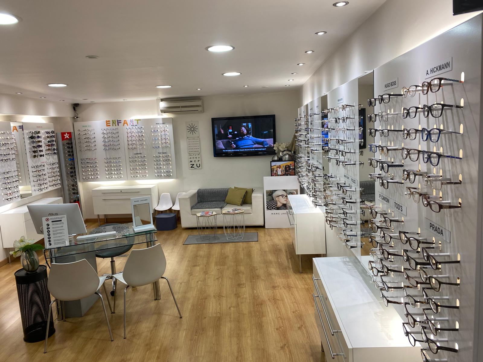 Opticien be-optic expliquant le fonctionnement d'un verre progressif